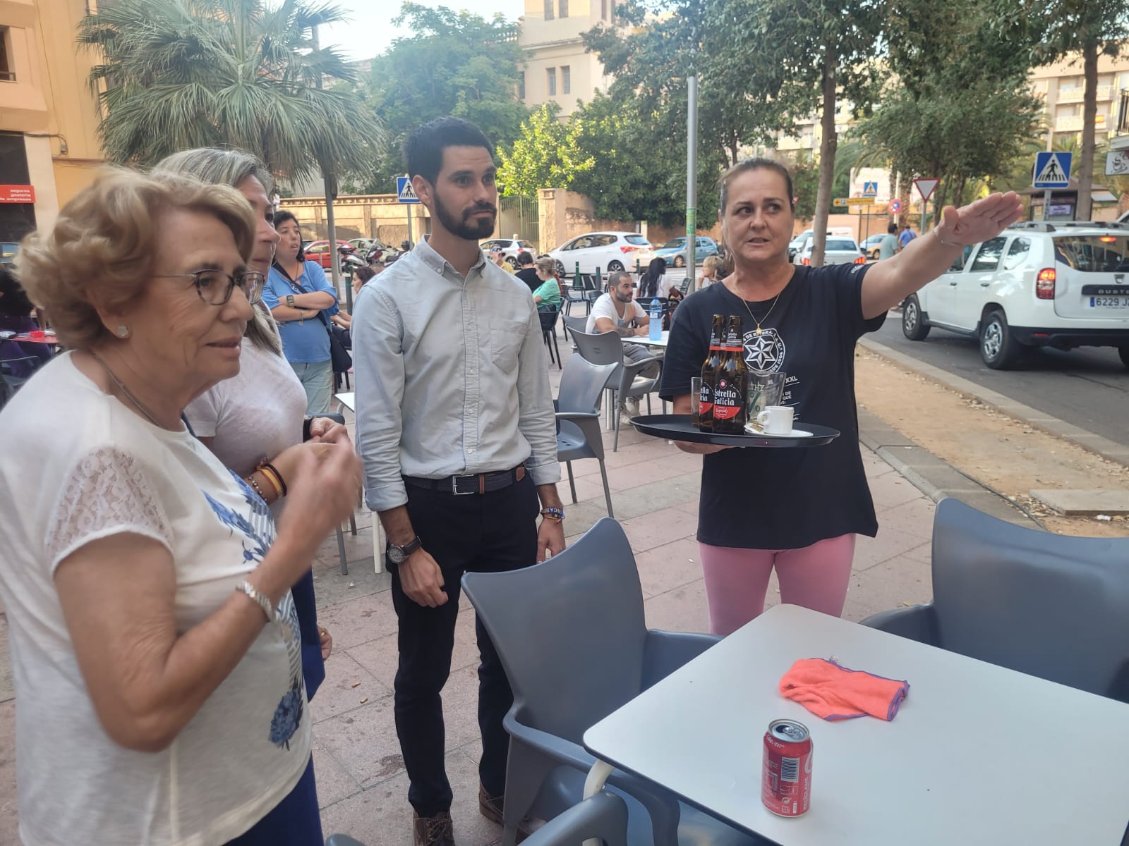 El concejal de Medio Ambiente, Cristian Ramírez, se reúne con vecinos de la plaza Juan XXIII para consensuar soluciones al problema del arbolado